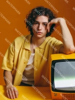有满屏水印的穿黃色夾克的男子圖像