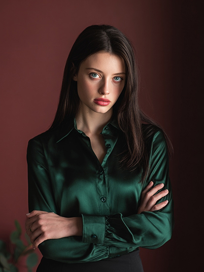 Imagen original e imagen de efecto de la cabeza de una mujer acostada naturalmente dentro de una bandeja de supermercado de espuma rosa 1